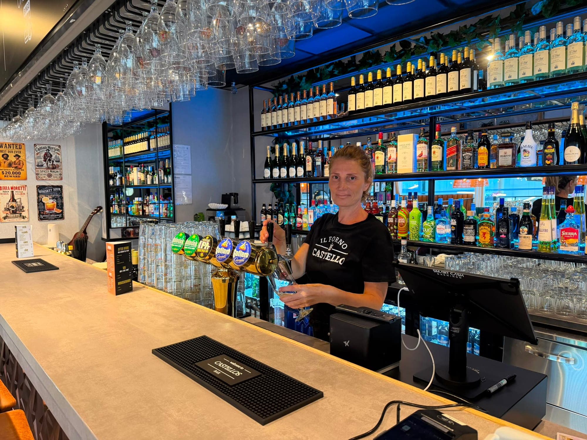 Bartendern tappar öl vid bardisken
